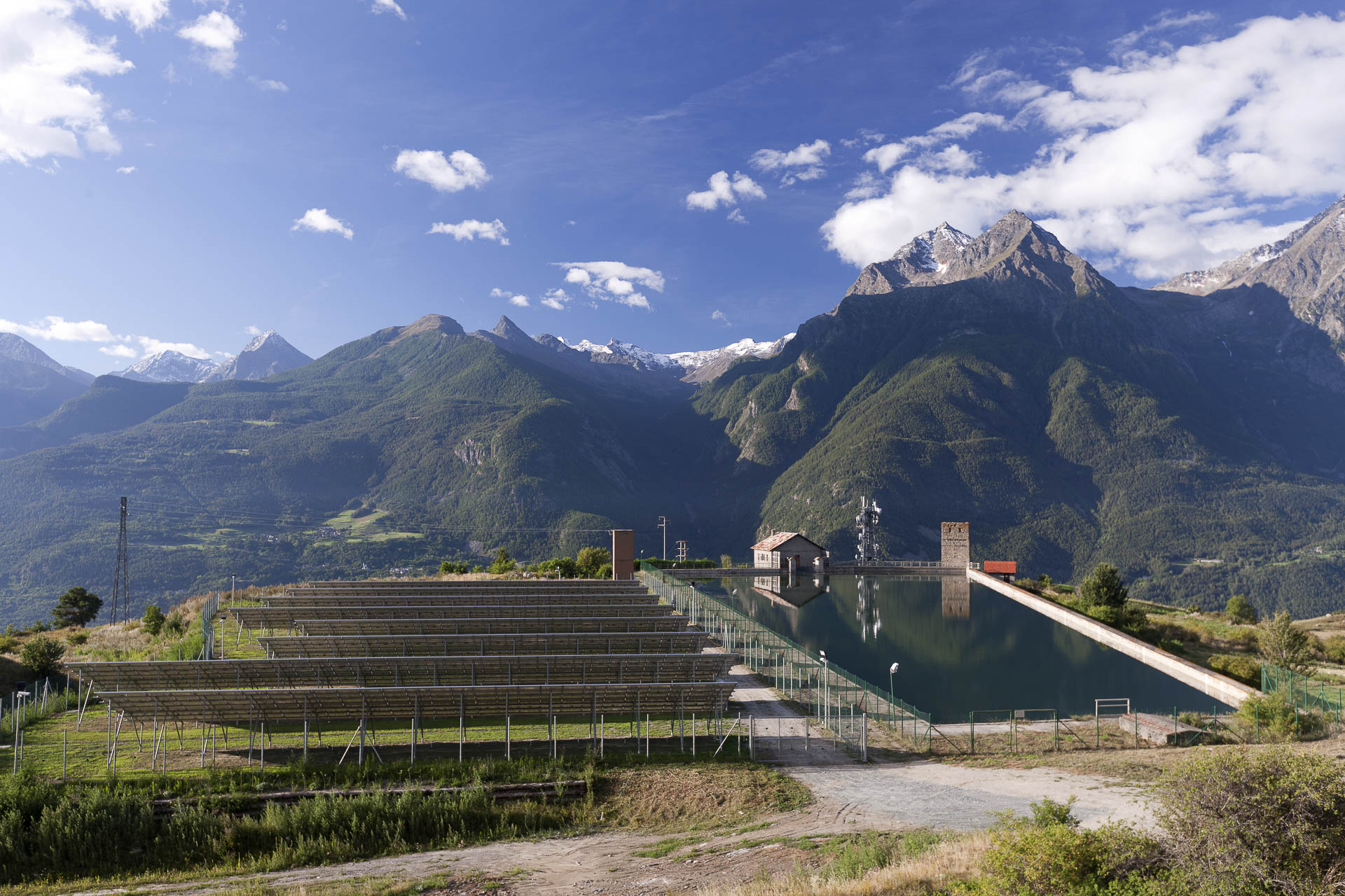 Impianto produzione energia verde rinnovabile fotovoltaica La Tour 